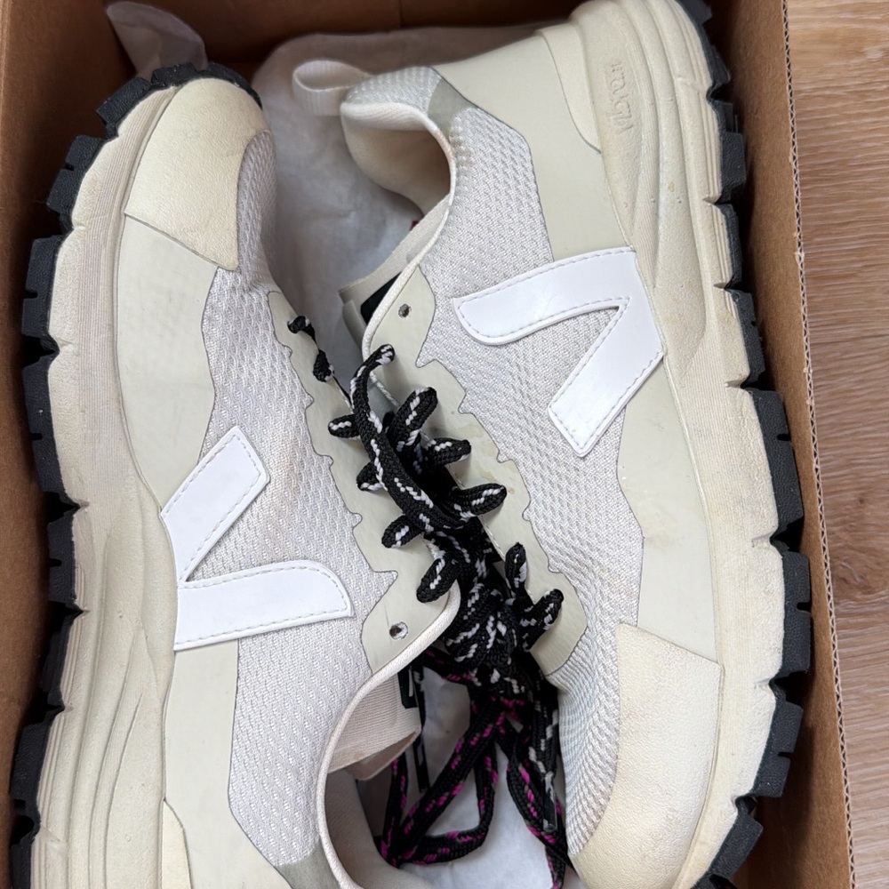 As 37/6 Veja dekkan White and Cream Sneakers with Black Accents. Extra laces